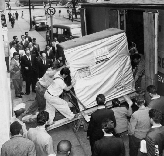 صورة نادرة - أول هارد ديسك من ibm